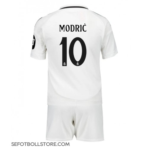 Real Madrid Luka Modric #10 Replika babykläder Hemmaställ Barn 2024-25 Kortärmad (+ korta byxor)